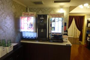 a coffee shop with two machines on a counter at アンジェリーククロッシュ 男塾ホテルグループ in Himeji