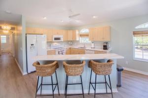 Kitchen o kitchenette sa Stunning Newly Designed and Renovated Home seconds to the Gulf Of Mexico