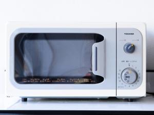 un forno a microonde bianco seduto sopra un bancone di Chisun Inn Kamata a Tokyo