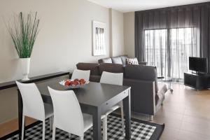 sala de estar con mesa y sofá en Barcelona Apartment Gran de Gràcia, en Barcelona