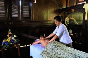 a woman giving a man a massage on a bed at Ibah in Ubud