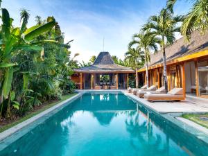 an infinity pool in the backyard of a villa at Villa Little Mannao in Kerobokan