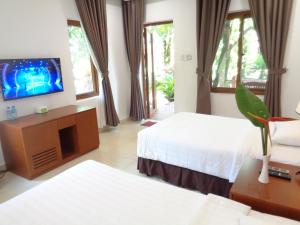 Кровать или кровати в номере Vuon Xoai Resort