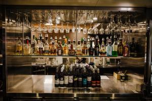 un bar rempli de nombreuses bouteilles d'alcool dans l'établissement Kalgoorlie Overland Motel, à Kalgoorlie