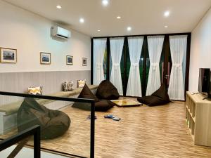 Khu vực ghế ngồi tại Stay Inn Hostel Jakarta