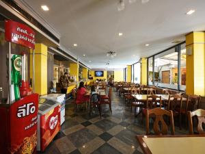 En restaurant eller et andet spisested på Malaysia Hotel Bangkok