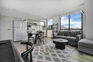 Il comprend un salon avec un canapé et une table. dans l'établissement QV Modern Design 1 Bedroom Apt with Wifi - 856, à Auckland