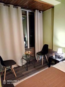 1 dormitorio con 2 sillas, 1 cama y 1 ventana en Georgia Seaside Villa, en Hersonissos 25 fotos más