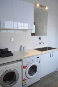 A kitchen or kitchenette at Stylish City Living, Free parking & WiFi