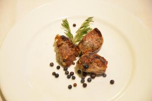 une assiette de nourriture contenant de la viande et des épices dans l'établissement Hotel Ristorante Da Roverino, à Comunanza