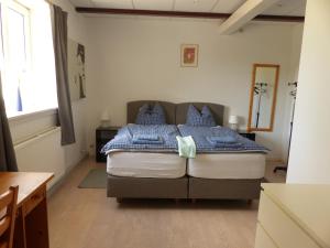 Un pat sau paturi într-o cameră la Birkely Bed and Breakfast