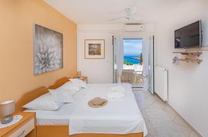 una camera da letto con un letto con vista sull'oceano di Apartments Mirela a Mlini