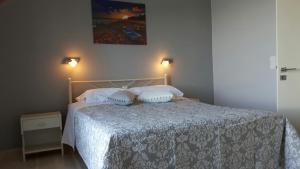 Posteľ alebo postele v izbe v ubytovaní George's Sea View Apartments