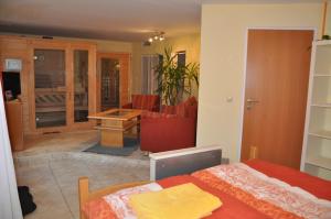 GaalにあるFamilien Appartement „Im Landhaus“のベッドルーム1室(ベッド1台付)、リビングルームが備わります。