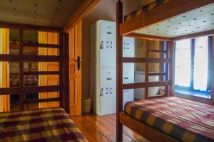 Posteľ alebo postele v izbe v ubytovaní DORMERO Albergue San Miguel Hospital de Órbigo