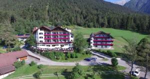 eine Luftansicht eines Hotels in einem Berg in der Unterkunft Alpenhotel Linserhof in Imst