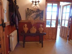 due vasi seduti su un tavolo in una stanza di Casa Rural Yeguada Jimenez Latorre a Fernancaballero