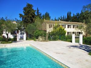 uma piscina em frente a uma casa em Le mas des Lilas em Uzès