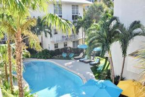 una piscina con palmeras y un edificio en Suites at Coral Resorts en Miami