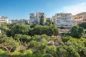 miasto z drzewami i budynkami w tle w obiekcie Seaside Central Apartment w Atenach