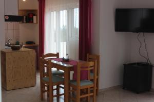 TV a/nebo společenská místnost v ubytování Aaron Studios Apartments