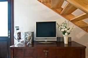 En tv och/eller ett underhållningssystem på Home Holiday Salento Casa Agrosì