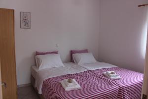 Postel nebo postele na pokoji v ubytování Aaron Studios Apartments