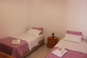 Postel nebo postele na pokoji v ubytování Aaron Studios Apartments
