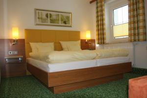 Postel nebo postele na pokoji v ubytování Hotel Sonnenhof