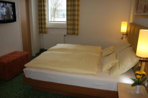 Postel nebo postele na pokoji v ubytování Hotel Sonnenhof