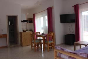 TV a/nebo společenská místnost v ubytování Aaron Studios Apartments