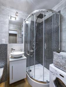 a bathroom with a shower and a sink at Apartament Stag Karkonosz - 2 osobne pokoje - by Space Apart in Jelenia Góra
