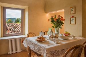 tavolo da pranzo con vaso di fiori di Dimora nel Borgo a Dogliani