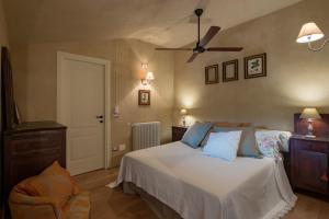 una camera con letto e ventilatore a soffitto di Dimora nel Borgo a Dogliani