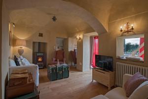 un soggiorno con divano e TV di Dimora nel Borgo a Dogliani