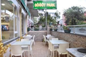 A restaurant or other place to eat at Sogutpark Hotel