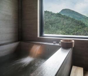 Pemandangan gunung umum atau pemandangan gunung yang diambil dari hotel