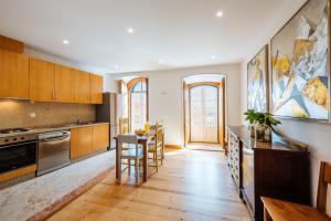 A kitchen or kitchenette at Varandas de Lisboa - Tejo River Apartments & Rooms