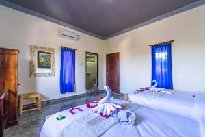 Postel nebo postele na pokoji v ubytování Kacu Ubud Inn