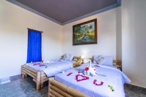 Postel nebo postele na pokoji v ubytování Kacu Ubud Inn