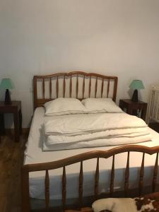 1 cama en un dormitorio con 2 lámparas en las mesas en La Huberdière, en Fondettes