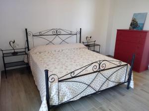 um quarto com uma cama e uma cómoda vermelha em Appartamento Taggiasca a Riva Trigoso em Sestri Levante