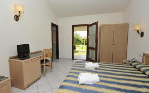 TV a/nebo společenská místnost v ubytování Hotel Cala Mirto