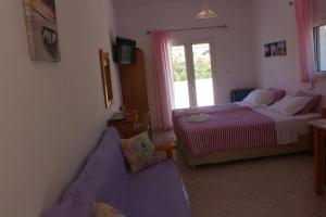 Postel nebo postele na pokoji v ubytování Aaron Studios Apartments