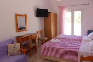 Postel nebo postele na pokoji v ubytování Aaron Studios Apartments