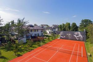 APARTAMENT MARE USTRONIE tesisi ve yakınında tenis ve/veya squash olanakları
