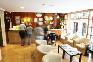 A seating area at Hotel Ripoll