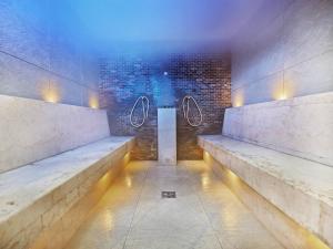 Pokój z 2 ławkami w ceglanej ścianie w obiekcie VacationClub – Olympic Park Apartament A412 w Kołobrzegu