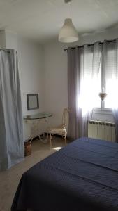 une chambre avec un lit, une table et une fenêtre dans l'établissement Appartement avec terrasse quartier Montplaisir, à Arles