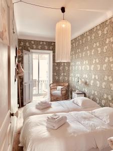 カンヌにあるClassic Appartementのベッドルーム1室(ベッド2台、タオル付)